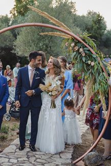 Κυκλική αψίδα για στολισμό τελετής γάμου με πρασινάδα και pampas grass