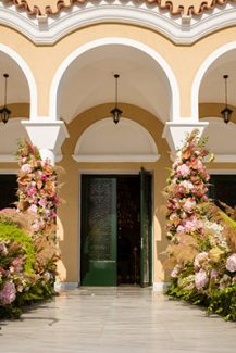 Καθηλωτικός ανθοστολισμός για είσοδο εκκλησίας γάμου με κάλλες, πρωτέα και ορτανσίες