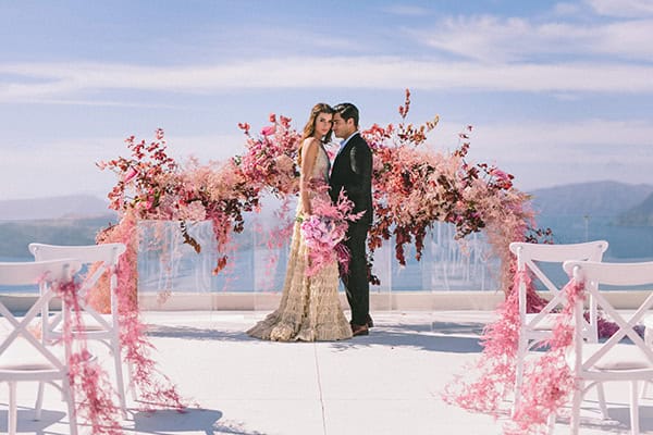 Εντυπωσιακή αψίδα για τελετή γάμου από ιδιαίτερα άνθη σε φούξια αποχρώσεις Εντυπωσιακή αψίδα για τελετή γάμου από ιδιαίτερα άνθη σε φούξια αποχρώσεις