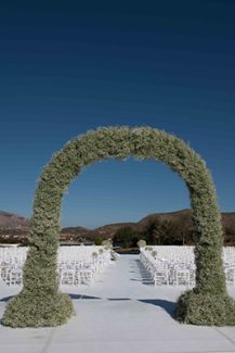 Εντυπωσιακή αψίδα τελετής γάμου από γυψοφίλη