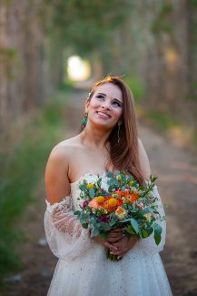 Υπέροχη νυφική ανθοδέσμη με παιώνιες και άλλα άνθη σε πορτοκαλί αποχρώσεις