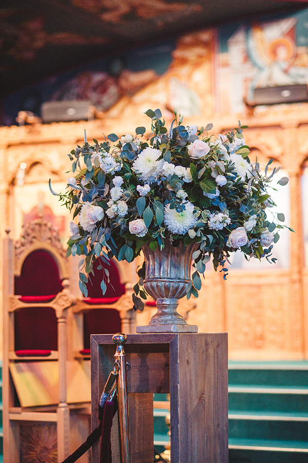 Πλούσια ανθοστήλη για τον στολισμό εκκλησίας με χρυσάνθεμα