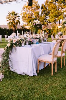 Πλούσια γιρλάντα λουλουδιών για στολισμό γαμήλιου τραπεζιού