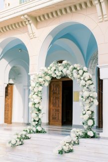 Μαγευτική αψίδα στην είσοδο εκκλησίας από λευκές ορτανσίες και baby breaths
