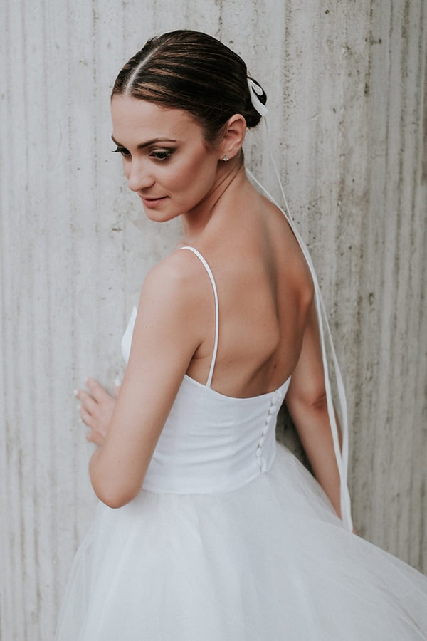 Minimal νυφικό χτένισμα με χαμηλό σινιόν κότσο