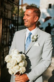 Μονόχρωμη νυφική ανθοδέσμη από λευκά τριαντάφυλλα