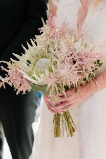 Mοντέρνα νυφική ανθοδέσμη από king size πρωτέα