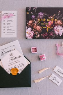 Μοντέρνα προσκλητήρια γάμου με μαύρο φάκελο και βουλοκέρι