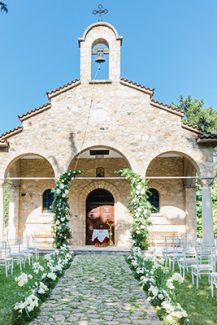 Στολισμός εξωτερικού χώρου εκκλησίας με λευκά λουλούδια