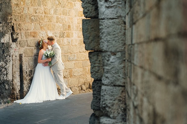 pretty-summer-wedding-rhodes-olive-white-florals_08