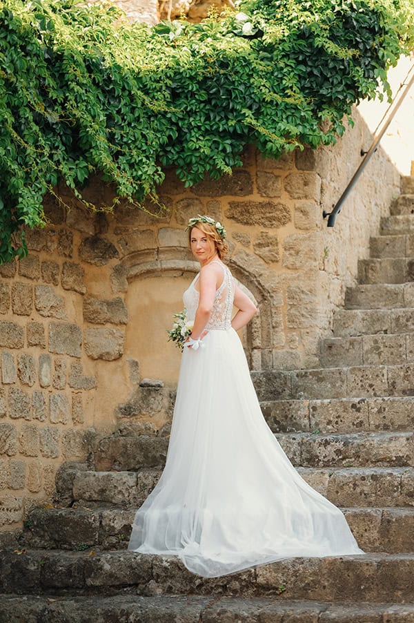 pretty-summer-wedding-rhodes-olive-white-florals_09