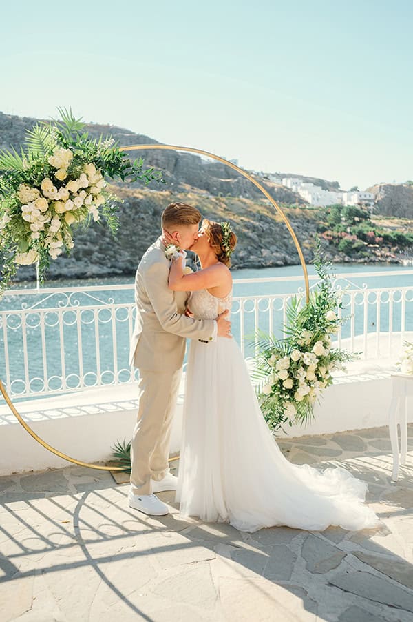 pretty-summer-wedding-rhodes-olive-white-florals_39