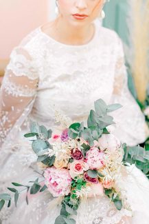 Ρομαντική νυφική ανθοδέσμη από παιώνιες και τριαντάφυλλα