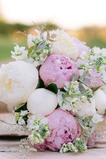 Ρομαντική νυφική ανθοδέσμη από λευκές και ροζ παιώνιες