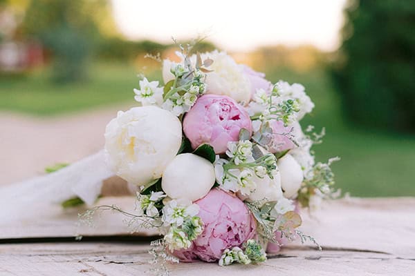 Ρομαντική νυφική ανθοδέσμη από λευκές και ροζ παιώνιες