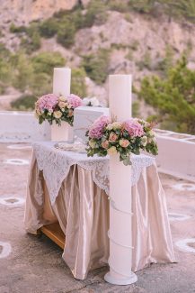 Ρομαντικός στολισμός λαμπάδας με ορτανσίες και τριαντάφυλλα