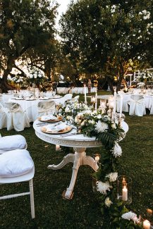 Romantic chic στολισμός γαμήλιου τραπεζιού από πλούσια γιρλάντα λουλουδιών Romantic chic στολισμός γαμήλιου τραπεζιού από πλούσια γιρλάντα λουλουδιών