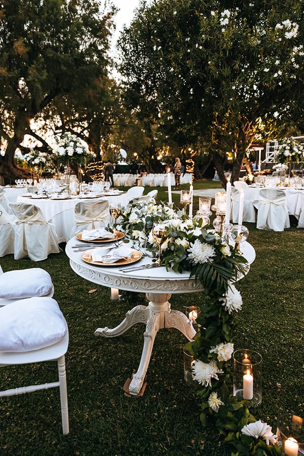 Romantic chic στολισμός γαμήλιου τραπεζιού από πλούσια γιρλάντα λουλουδιών