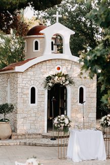 Ρομαντικός στολισμός εισόδου εκκλησίας με γιρλάντα λουλουδιών