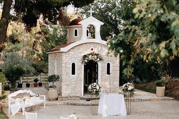 Ρομαντικός στολισμός εισόδου εκκλησίας με γιρλάντα λουλουδιών