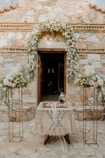 Ρομαντικός στολισμός τελετής γάμου με άνθη σε peach αποχρώσεις