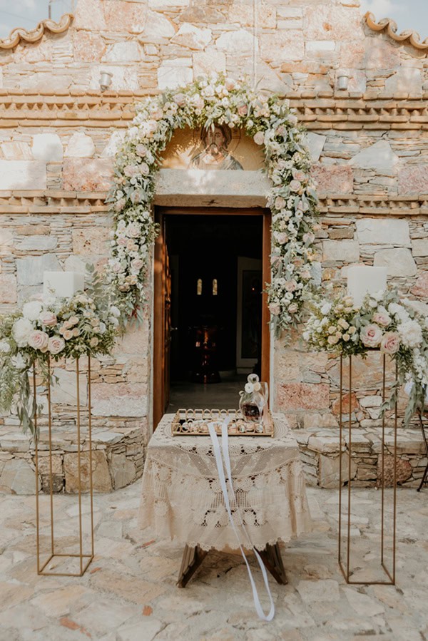 Ρομαντικός στολισμός τελετής γάμου με άνθη σε peach αποχρώσεις