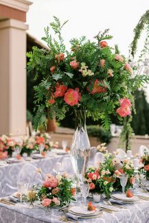 Ρομαντικός στολισμός τραπεζιού δεξίωσης με ψηλά βάζα και παιώνιες