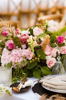 Ρομαντικός στολισμός τραπεζιού δεξίωσης με ανθοσύνθεση από ορτανσίες, πρωτέα και κάλλες