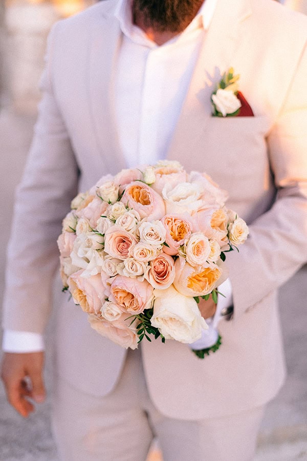 Στρογγυλή νυφική ανθοδέσμη από τριαντάφυλλα και παιώνιες