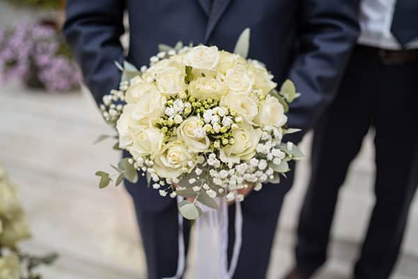 Στρογγυλή νυφική ανθοδέσμη από λευκά τριαντάφυλλα και γυψοφίλη