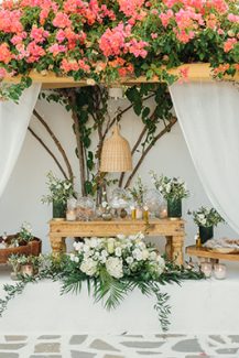 Ρουστίκ στολισμός candy table με ξύλινες βάσεις γλυκών και λουλούδια