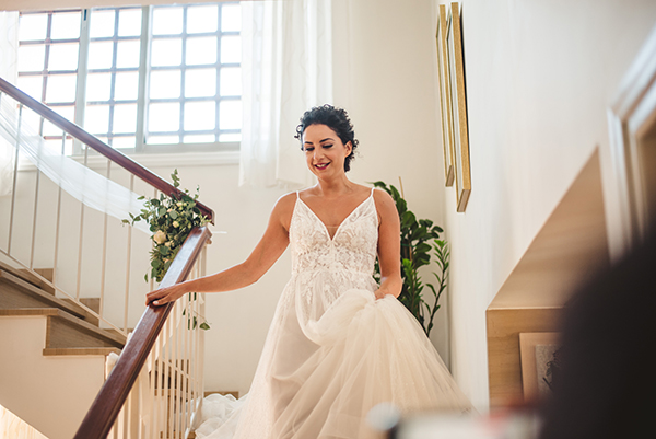 rustic-fall-wedding-cyprus-white-florals_03x