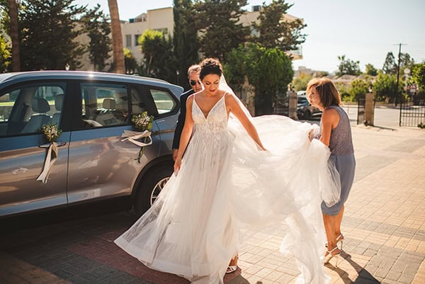 rustic-fall-wedding-cyprus-white-florals_06x