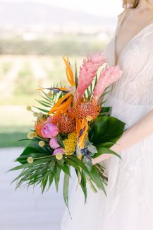 Tropical νυφική ανθοδέσμη με πουλιά του παραδείσου