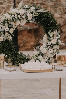 Υπέροχος στολισμός dessert table με επιτραπέζια αψίδα λουλουδιών