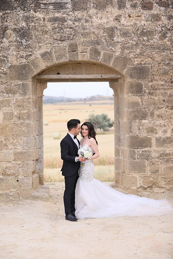 stunning-spring-wedding-nicosia-white-peonies_01x