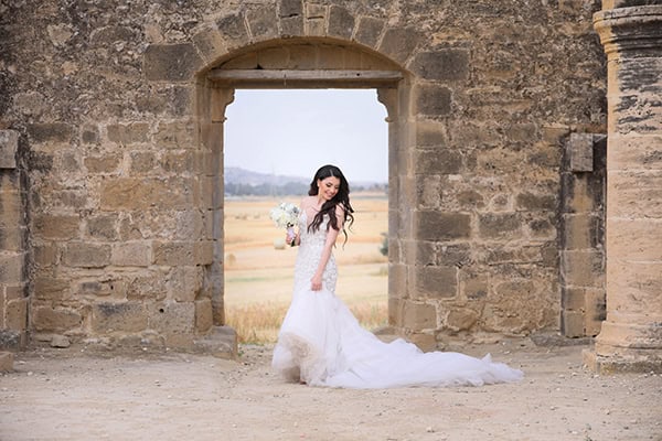 stunning-spring-wedding-nicosia-white-peonies_05