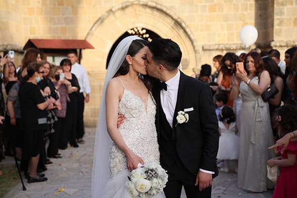 stunning-spring-wedding-nicosia-white-peonies_24