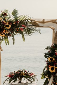Tropical style αψίδα για τελετή γάμου με sunflowers