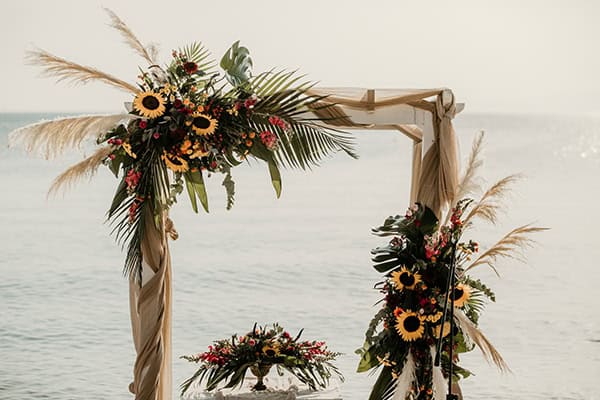 Tropical style αψίδα για τελετή γάμου με sunflowers Tropical style αψίδα για τελετή γάμου με sunflowers