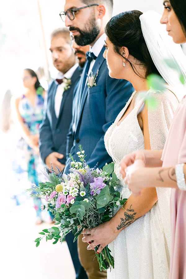 Ιδιαίτερη νυφική ανθοδέσμη από λεβάντες και χαμομήλι