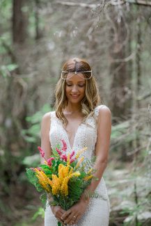 Ιδιαίτερη νυφική ανθοδέσμη σε κίτρινες και ροζ αποχρώσεις