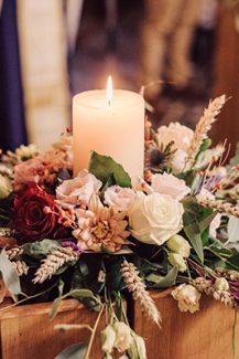 Ιδιαίτερος στολισμός λαμπάδας σε ξήλινη βάση με αποξηραμένα και φρέσκα λουλούδια