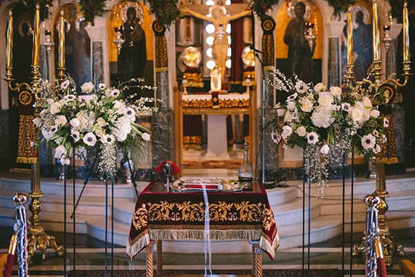 Ιδιαίτερος στολισμός λαμπάδας με ανεμώνες Ιδιαίτερος στολισμός λαμπάδας με ανεμώνες