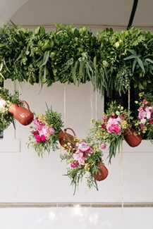 Ξεχωριστός στολισμός εισόδου εκκλησίας με κρεμαστά post και λουλούδια