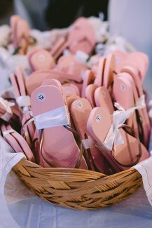 Πρωτότυπη ιδέα – σαγιονάρες για τους καλεσμένους στη δεξίωση γάμου Πρωτότυπη ιδέα – σαγιονάρες για τους καλεσμένους στη δεξίωση γάμου