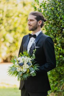 Γαμήλια ανθοδέσμη από λυσίανθο, τριαντάφυλλα και ευκάλυπτο