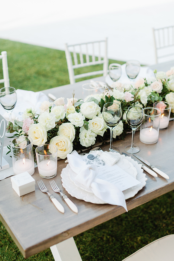 Στολισμός τραπεζιού δεξίωσης με ολόλευκα λουλούδια