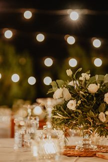 Kλασικός στολισμός τραπεζιού δεξίωσης με λυσίανθο και τριαντάφυλλα σε γυάλινο χαμηλό βάζο Kλασικός στολισμός τραπεζιού δεξίωσης με λυσίανθο και τριαντάφυλλα σε γυάλινο χαμηλό βάζο