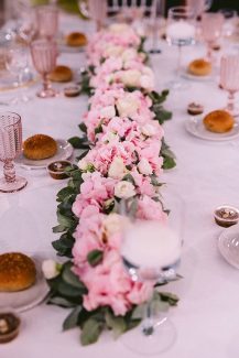 Ρομαντικός στολισμός τραπεζιού δεξίωσης με γιρλάντα από ορτανσίες